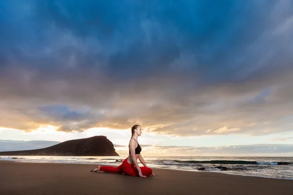 Sonnenaufgang-Yoga am Strand — Stockfoto