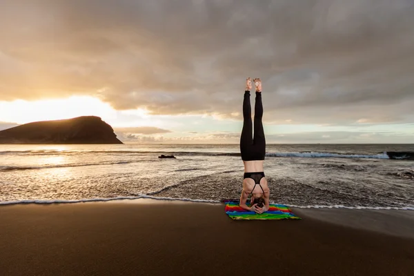 Séance de yoga Sunrise sur la plage — Photo