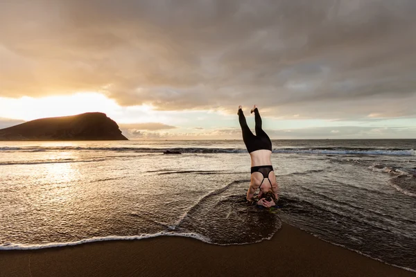 Sunrise sesji jogi na plaży — Zdjęcie stockowe