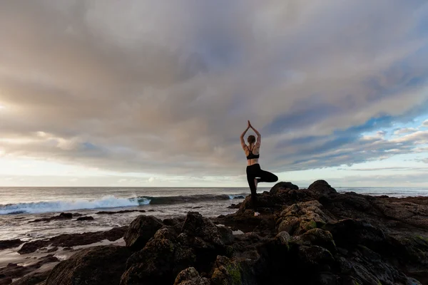 Sunrise sesji jogi na plaży — Zdjęcie stockowe