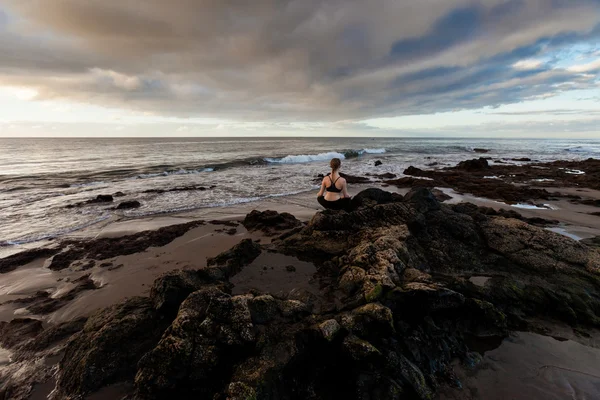 Východ slunce jóga session na pláži — Stock fotografie