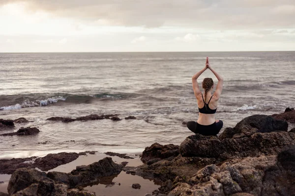 Sessione di yoga all'alba sulla spiaggia — Foto Stock