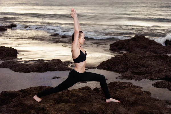 Sonnenaufgang-Yoga am Strand — Stockfoto