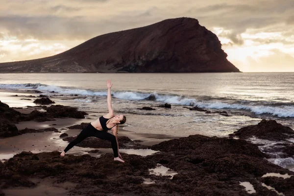 Sonnenaufgang-Yoga am Strand — Stockfoto
