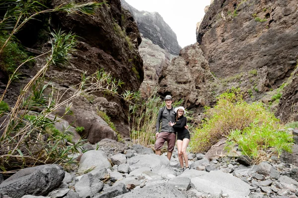 Junges Paar im Masca-Tal — Stockfoto