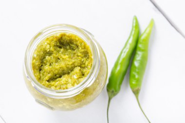 Doğal sıcak yeşil biber sosu