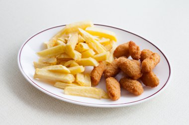 Geleneksel İngiliz scampi ve patates kızartması