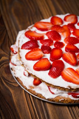 Ev yapımı vegan çilek katman kek