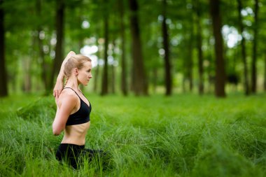 Ormanda doğa yoga seansı
