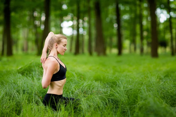 Charakter cvičení jógy v lese — Stock fotografie