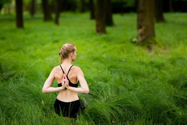 Medetation yoga session i skogen — Stockfoto