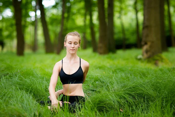 Medetation yoga session i skogen — Stockfoto
