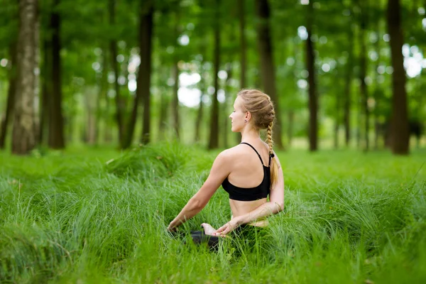 Medetation yoga session i skogen — Stockfoto