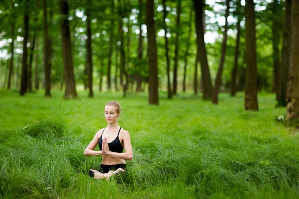 Medetation yoga session i skogen — Stockfoto