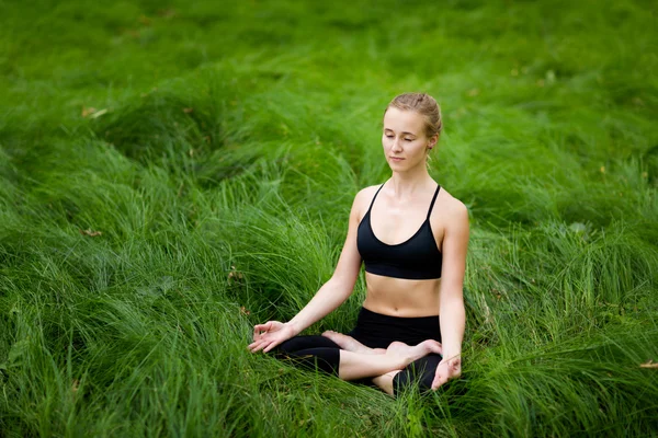 Medetation yoga session i skogen — Stockfoto