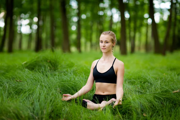 Medetation yoga session i skogen — Stockfoto