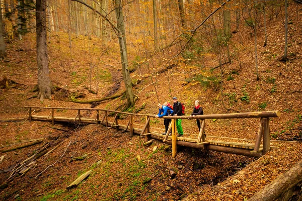 Dospělí Turisté Rodinná Trekking Podzimních Lesích Foto Polských Beskydech Rezerwat — Stock fotografie