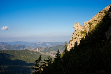 Giewont yolu üzerindeki Tatry dağlarında güzel bir manzara.
