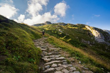 Giewont yolu üzerindeki Tatry dağlarında güzel bir manzara.