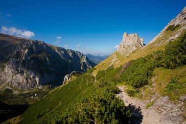Giewont yolu üzerindeki Tatry dağlarında güzel bir manzara.