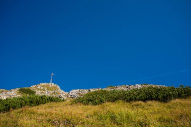 Giewont yolu üzerindeki Tatry dağlarında güzel bir manzara.