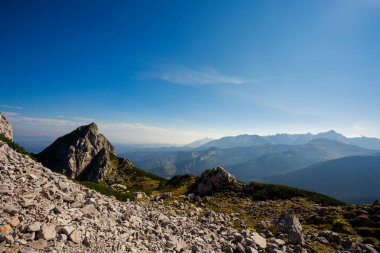 Giewont yolu üzerindeki Tatry dağlarında güzel bir manzara.
