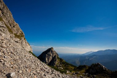 Giewont yolu üzerindeki Tatry dağlarında güzel bir manzara.