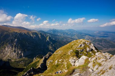 Giewont yolu üzerindeki Tatry dağlarında güzel bir manzara.