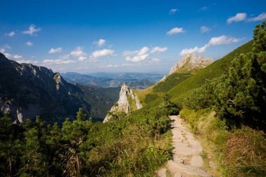 Giewont yolu üzerindeki Tatry dağlarında güzel bir manzara.