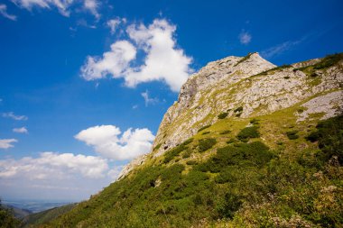 Giewont yolu üzerindeki Tatry dağlarında güzel bir manzara.