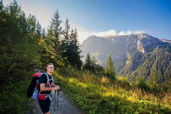 Hombre Guapo Con Hermoso Panorama Las Montañas Tatry Camino Giewont — Foto de Stock