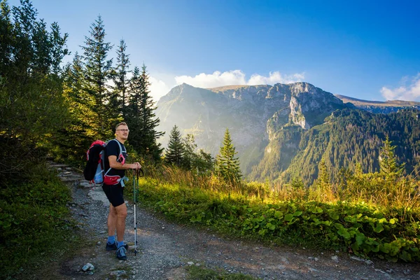 Hombre Guapo Con Hermoso Panorama Las Montañas Tatry Camino Giewont — Foto de Stock