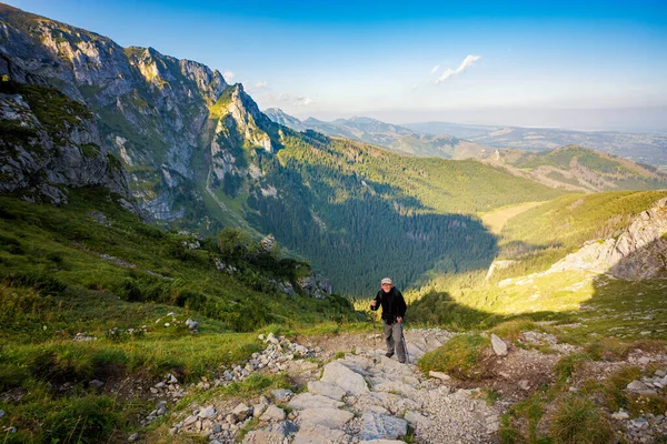 Hombre Senderismo Giewont Hermoso Panorama Las Montañas Tatry Día Soleado —  Fotos de Stock