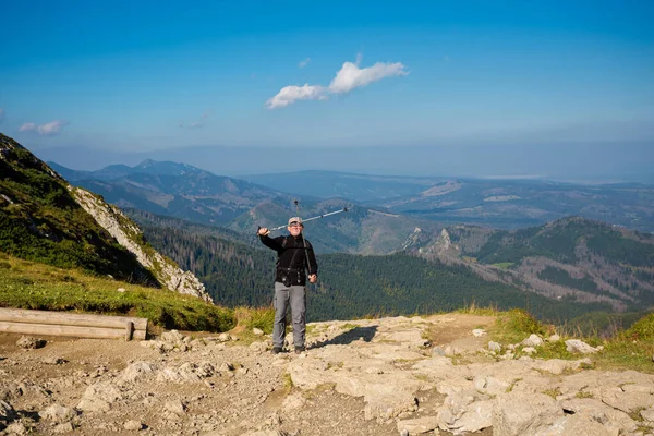 Hombre Senderismo Giewont Hermoso Panorama Las Montañas Tatry Día Soleado —  Fotos de Stock