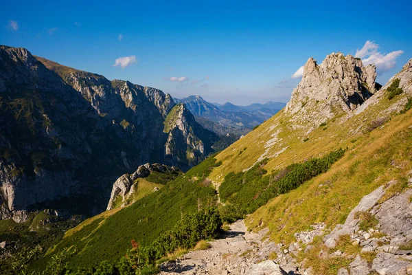 Giewont yolu üzerindeki Tatry dağlarında güzel bir manzara.