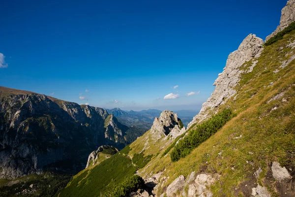 Giewont yolu üzerindeki Tatry dağlarında güzel bir manzara.