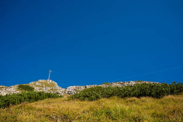 Giewont yolu üzerindeki Tatry dağlarında güzel bir manzara.