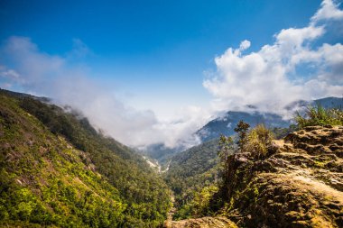 Güzel bir dağ manzarası Dalat 'tan Nha Trang, Vietnam' a motosikletle giderken çekildi. Khanh Hoa ve Lam Dong bölgesi.