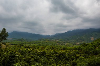 Güzel bir dağ manzarası Dalat 'tan Nha Trang, Vietnam' a motosikletle giderken çekildi. Khanh Hoa ve Lam Dong bölgesi.
