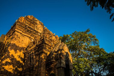 Nha Trang, Vietnam 'daki Po Nagar Cham Kulelerinin güzel mimarisi. Khanh Hoa bölgesi.. 