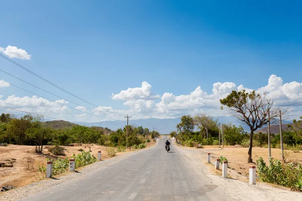在越南卡姆朗到达拉特的摩托车旅行中 美丽的山景尽收眼底 Khanh Hoa Ninh Thuan和Lam Dong省 — 图库照片