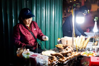 Dalat, Vietnam - 12 Şubat 2020: Renkli akşam pazarı
