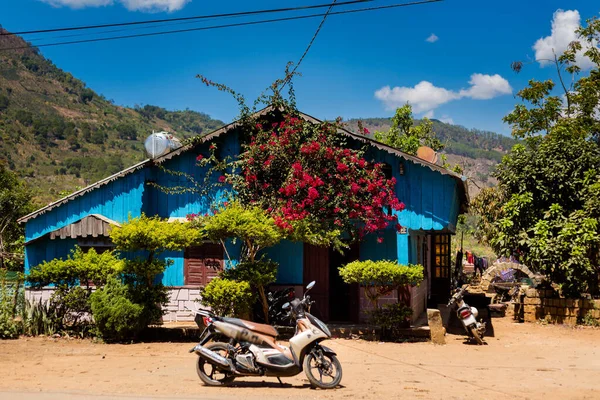 在越南卡姆朗到达拉特的摩托车旅行中 美丽的山景尽收眼底 林东道鸡村 — 图库照片