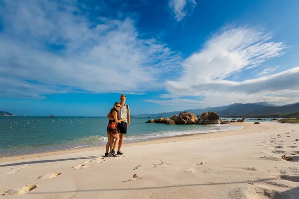 Beautiful Photo Happy Young Caucasian Couple Cam Lap Promontory Island — Stock Photo, Image