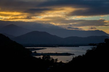 Cam Ranh, Vietnam 'daki Cam Kucak' ın manzaralı dağların güzel fotoğrafı. Khanh Hoa bölgesi..