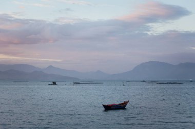 Cam Ranh, Vietnam 'daki Cam Kucak' ın adasından gün batımında teknelerin güzel bir fotoğrafı. Khanh Hoa bölgesi..