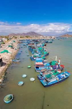 Vietnam 'da Phan Rang' dan Cam Ranh 'a motosiklet gezisi. Mui Ne 'nin kuzeyinde güneşli bir günde mavi gökyüzü manzarası.