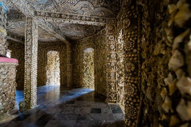 Tu Van Pagoda 'nın Vietnam Cam Ranh' daki güzel renkli fotoğrafı. Turist olmayan kabuklu mabetlerle dolu popüler bir dini mekan.. 