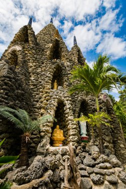 Tu Van Pagoda 'nın Vietnam Cam Ranh' daki güzel renkli fotoğrafı. Turist olmayan kabuklu mabetlerle dolu popüler bir dini mekan.. 