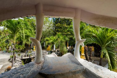 Tu Van Pagoda 'nın Vietnam Cam Ranh' daki güzel renkli fotoğrafı. Turist olmayan kabuklu mabetlerle dolu popüler bir dini mekan.. 